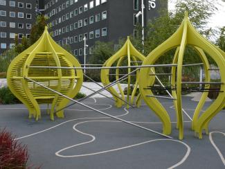 The yellow climbing frames on the roof are like works of art. Climbing frames